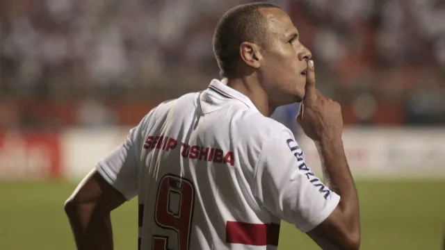 Luis Fabiano anuncia pré-candidatura a deputado federal por São Paulo: 'Aceitei o chamado'
