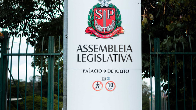 Vereador abandona plenário para não ler projeto de lei LGBTQIA+ em SP