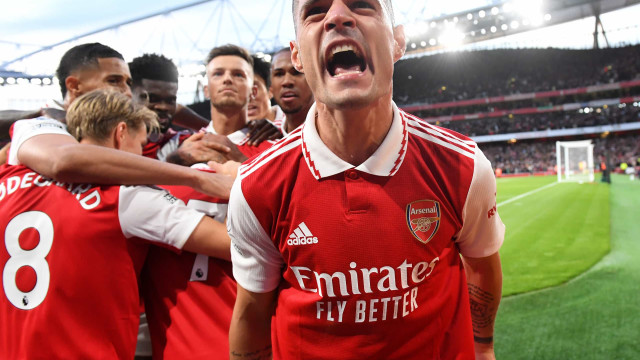 Martinelli decide clássico, Arsenal bate Liverpool e retoma liderança no Inglês