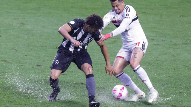 São Paulo leva gol de pênalti no fim, perde do Botafogo e fica distante do G-8