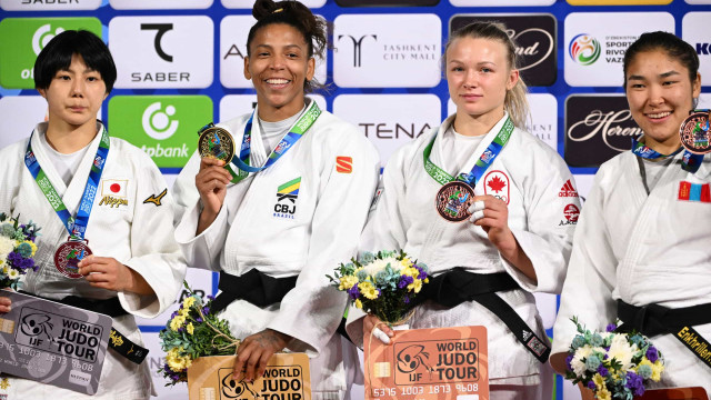 Rafaela Silva chega ao Rio sob gritos de bicampeã após ganhar o ouro no Mundial