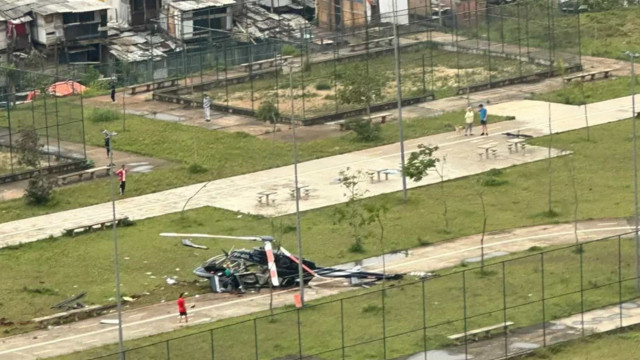 Helicóptero cai em área de parque em São Paulo