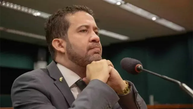
                    André Janones é internado na UTI após debate entre Lula e Flávio
                