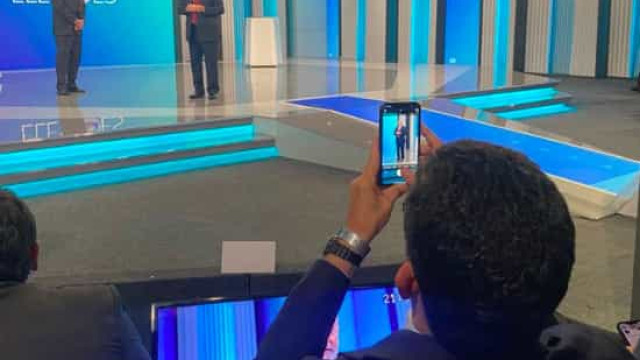 Moro é flagrado tirando foto de Lula durante debate da Globo