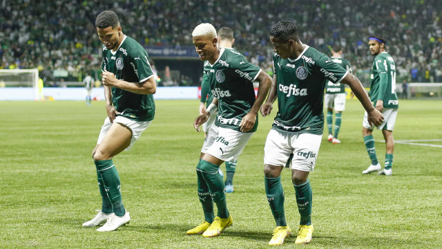 Palmeiras festeja título brasileiro com goleada, show de Rony e brilho de Endrick