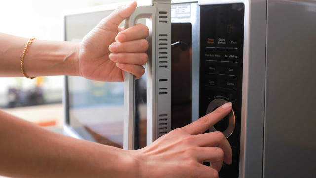 Atenção! Reaquecer estes nove alimentos no micro-ondas é um perigo