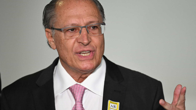"Só faltam escandalosos juros caírem", defende Alckmin