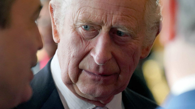 Rei Charles 3º pode quebrar o silêncio após exposição de Harry sobre a família real
