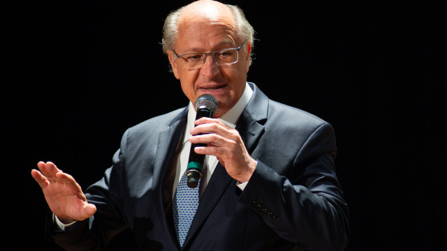 Alckmin socorre homem que passava mal durante evento em Manaus