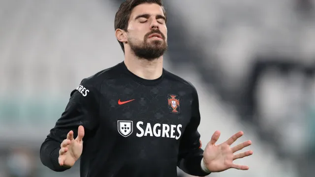 
                    Torcedores rivais provocam Rúben Neves com morte de Diogo Jota; CR7 defende companheiro
                