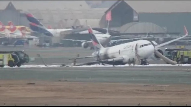  Avião no Peru bate em veículo antes de decolar e pega fogo na pista