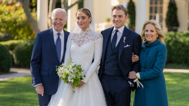 Neta de Joe Biden se casa na Casa Branca com vestido Ralph Lauren