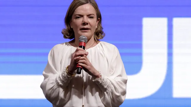 
                    'Misógino arrogante da extrema direita', diz Gleisi sobre conselheiro de Trump que criticou brasileiras
                