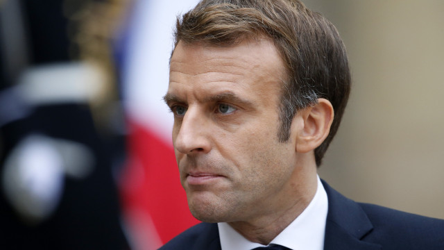 Macron anuncia 'traje único' em escolas após polêmica com veste islâmica