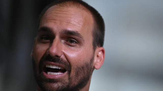 
                    Eduardo Bolsonaro diz que vai transferir embaixada para Jerusalém em governo Flávio
                