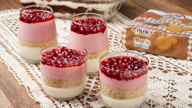 Receita de Natal: Mousse de Chocolate Branco com Romã e Biscoito Maria