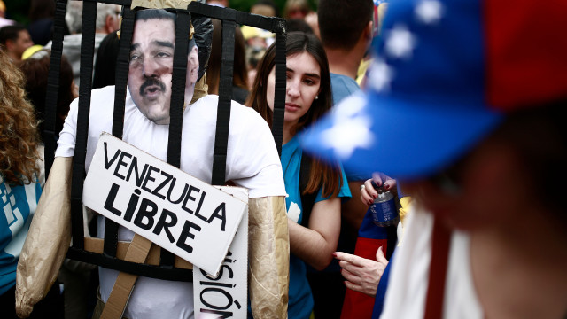 Ditadura da Venezuela inclui bonecos de Maduro em presentes de Natal distribuídos a crianças