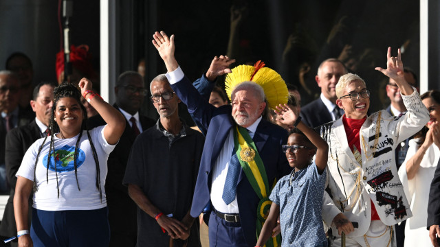 Lula sobe a rampa do Palácio e recebe faixa presidencial das mãos de mulher negra