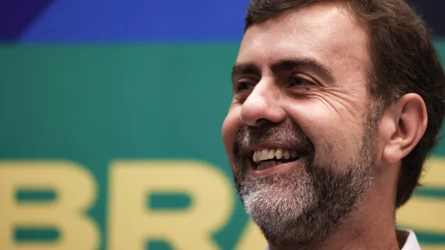 
                    Freixo diz que turismo bateu recordes com Lula, e que Flávio quer privatizar praias
                