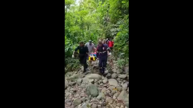 Mulher resgatada após cair de penhasco com 15 metros de altura no Brasil