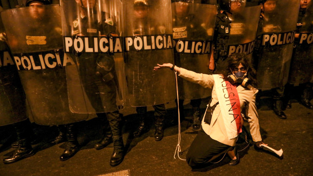 Peru impõe toque de recolher em região onde protestos provocaram 18 mortes