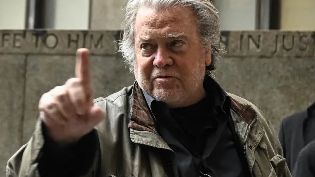 
                    Steve Bannon insiste em vitória de Flávio e diz que Trump deve isolar 'regime marxista' de Lula
                