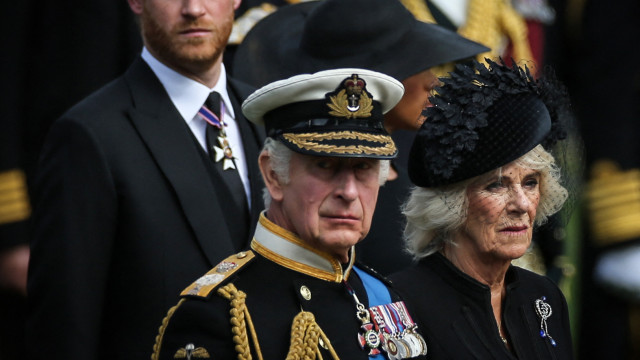 Rei Charles III com "raiva" e "indignado" após ataques de Harry a Camilla