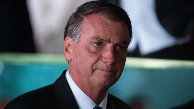 Bolsonaro é alvo de operação, e PF dá 24 horas para que ele entregue passaporte