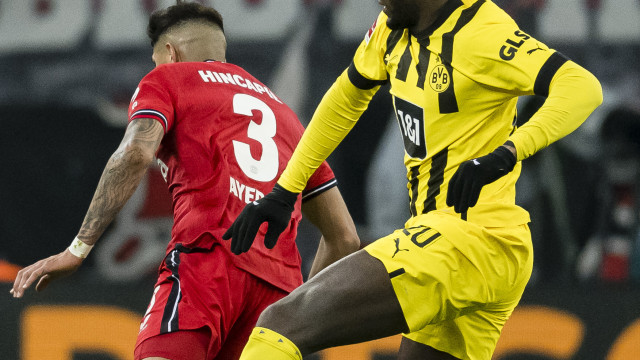 Borussia Dortmund freia ascensão do Leverkusen e cola na parte de cima do Alemão