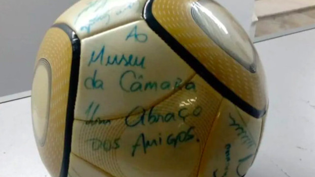 PM encontra em Sorocaba bola assinada por Neymar que foi roubada durante invasão à Câmara