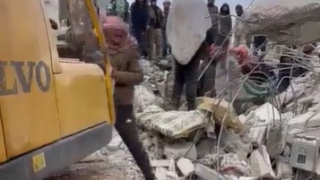 Grávida morre após dar à luz sob escombros na Síria. Bebê foi salvo