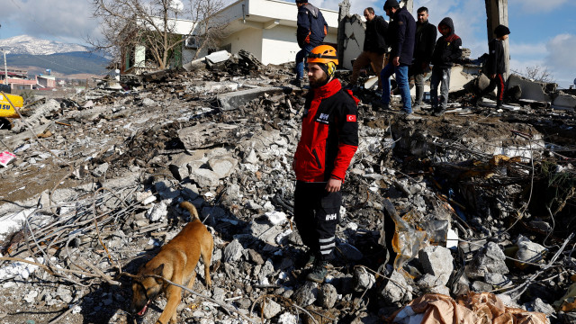 Cidades na Turquia atingidas pelo terremoto vivem misto de opressão e medo