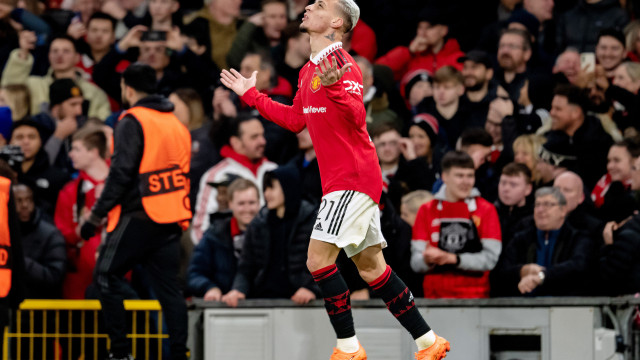 Brasileiros comandam virada do Manchester United sobre o Barcelona na Liga Europa