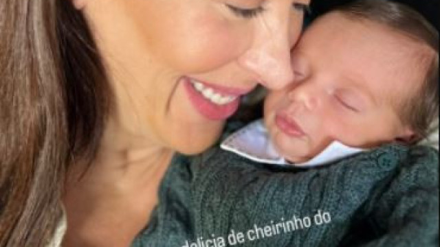 Claudia Raia posa com filho caçula Luca: 'Delícia de cheirinho'
