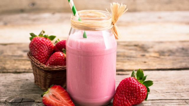 Comece bem a semana com este 'smoothie' de morango e limão
