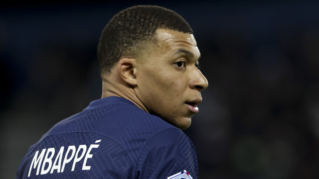 Mbappé comunica saída ao PSG e deixará clube de graça no final da temporada europeia