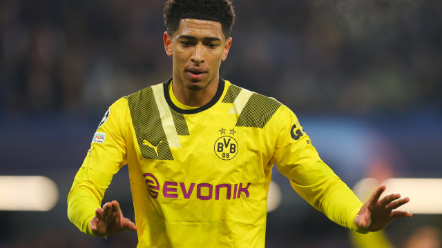 Dortmund empata com Schalke em clássico e deixa Bayern abrir vantagem na ponta