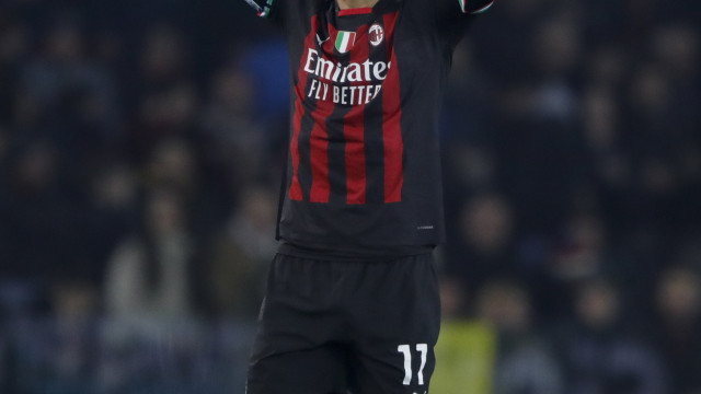 Ibrahimovic marca, mas Milan perde para Udinese no Campeonato Italiano