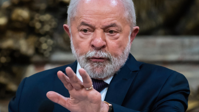 Lula está com pneumonia e adia viagem à China