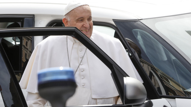 Em recuperação após cirurgia, papa Francisco está sem febre e saiu do soro, diz novo boletim