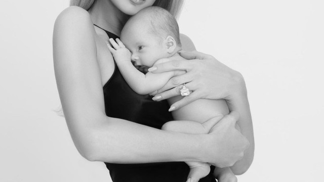 Paris Hilton revela fotos inéditas com o filho