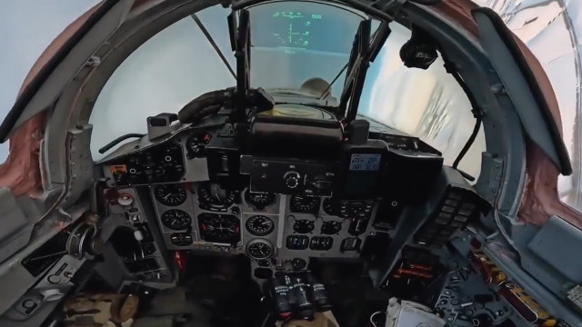 Piloto ucraniano exibe voo no interior de um caça de combate