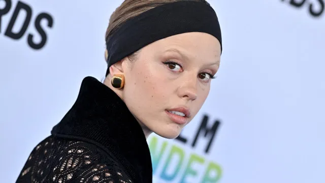 
                    Mia Goth critica Instagram por permitir publicação de selfie falsa feita com IA
                
