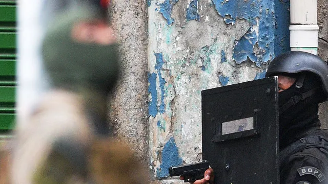 
                    Homem armado invade escola em Curitiba e crianças são mantidas no local; polícia negocia saída
                