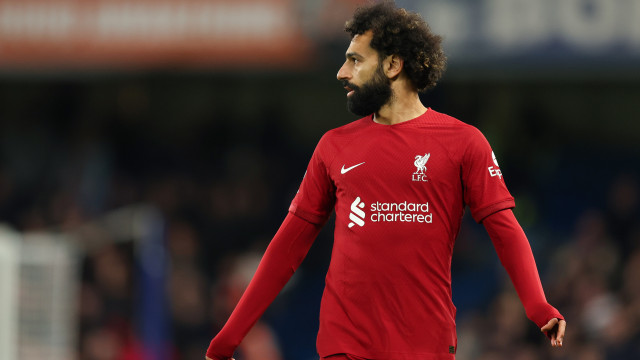 Salah faz dois e Liverpool derrota Everton em jogo com pênalti e expulsão no Campeonato Inglês