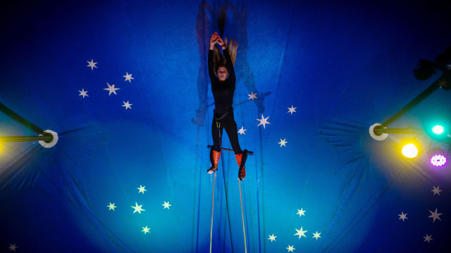 Casal de trapezistas cai de altura de 4 metros durante apresentação em SC