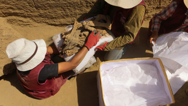 Múmia com mais de 1.000 anos encontrada em túmulo no Peru. As imagens