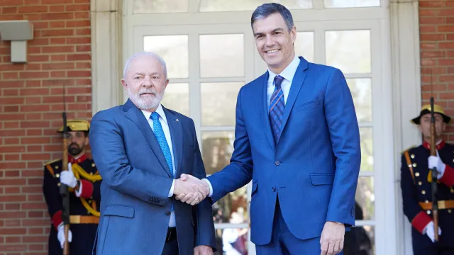 
                    Lula inicia viagem pela Europa e é recebido por Sánchez na Espanha
                