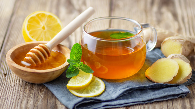 Ótimo para a digestão: experimente este chá de gengibre, limão e mel
