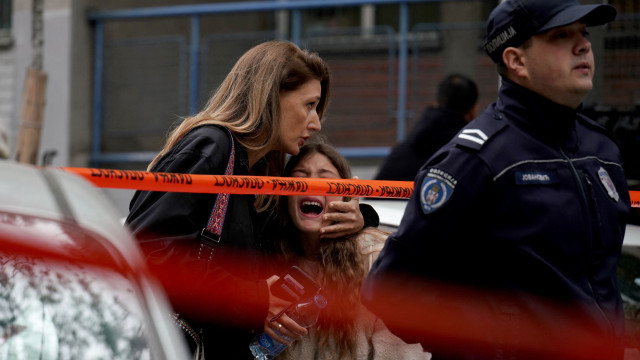 Imagens chocantes de vigília após tiroteio em escola de Belgrado